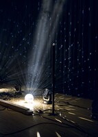 「折坂悠太 独奏遊行 らいど 2025」東京公演のセットの一部。（Photo by Yukitaka Amemiya）