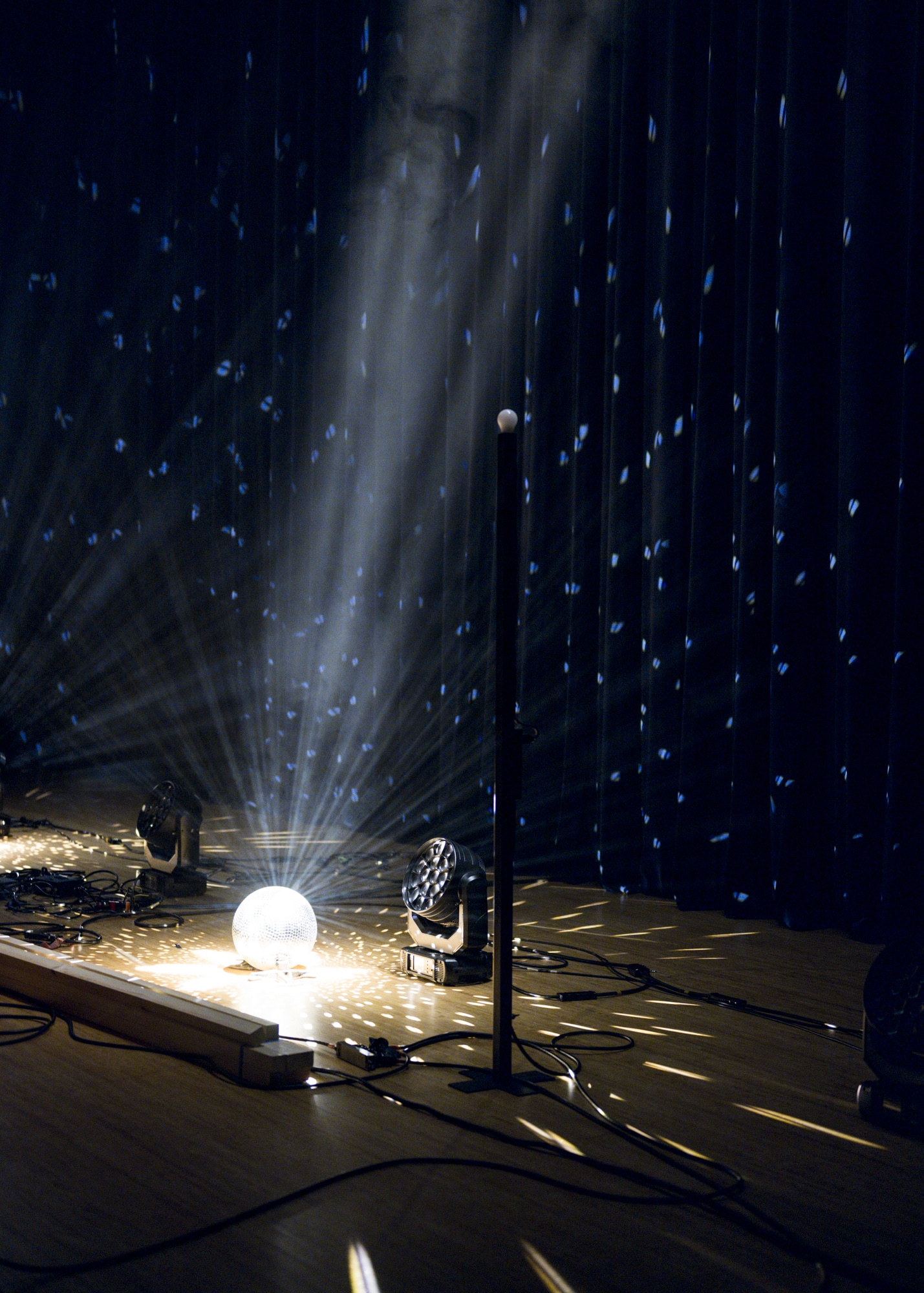 「折坂悠太 独奏遊行 らいど 2025」東京公演のセットの一部。（Photo by Yukitaka Amemiya）