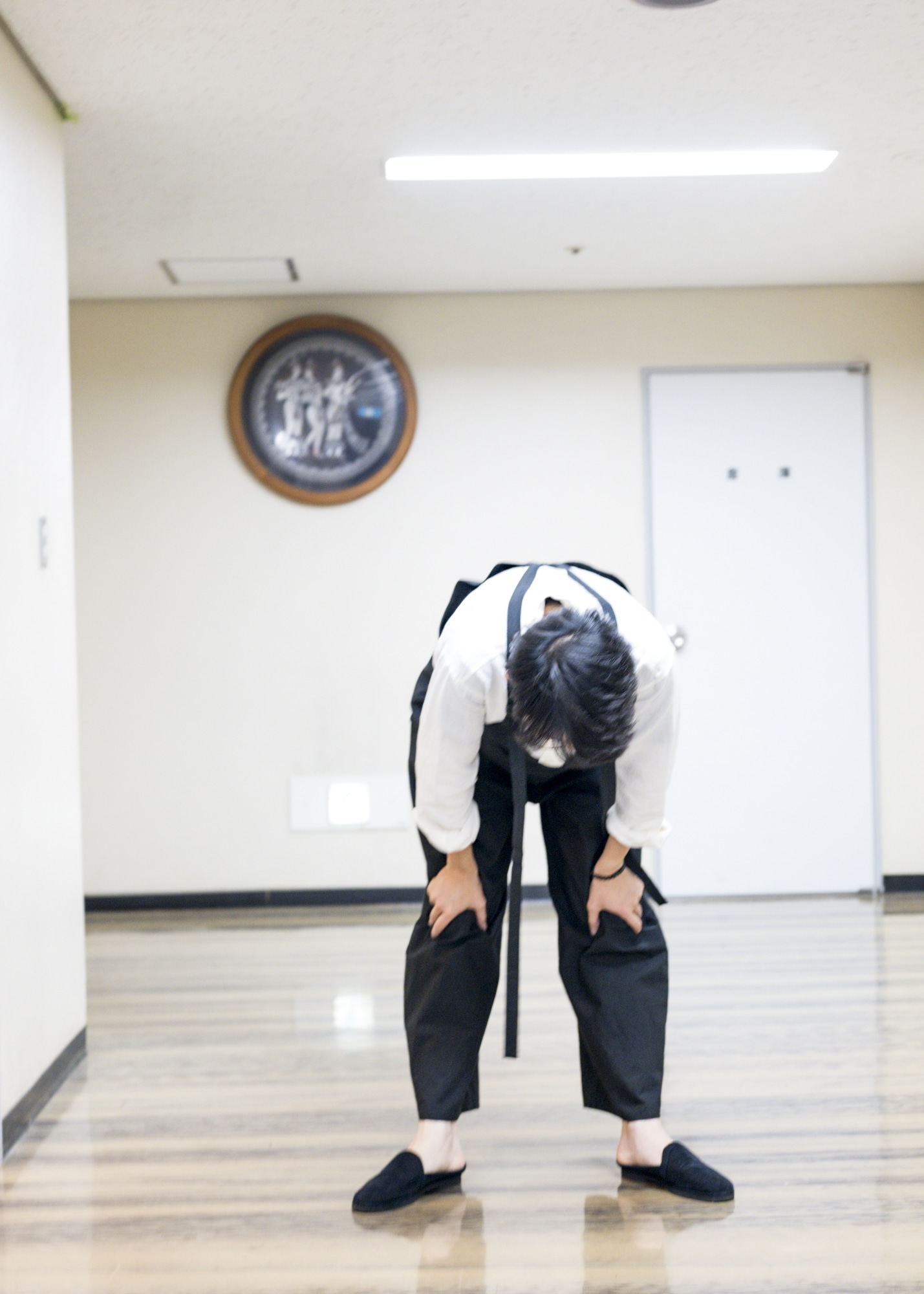 「折坂悠太 独奏遊行 らいど 2025」東京公演の舞台裏の様子。（Photo by Yukitaka Amemiya）