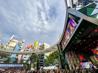 池袋西口公園グローバルリングで行われた清春のライブより。