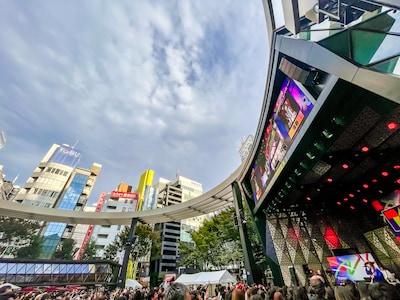 池袋西口公園グローバルリングで行われた清春のライブより。