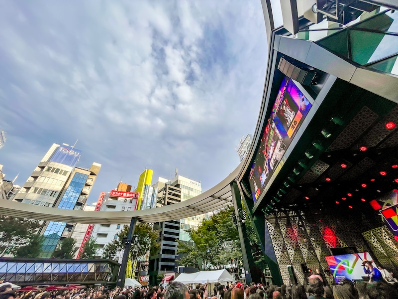 池袋西口公園グローバルリングで行われた清春のライブより。