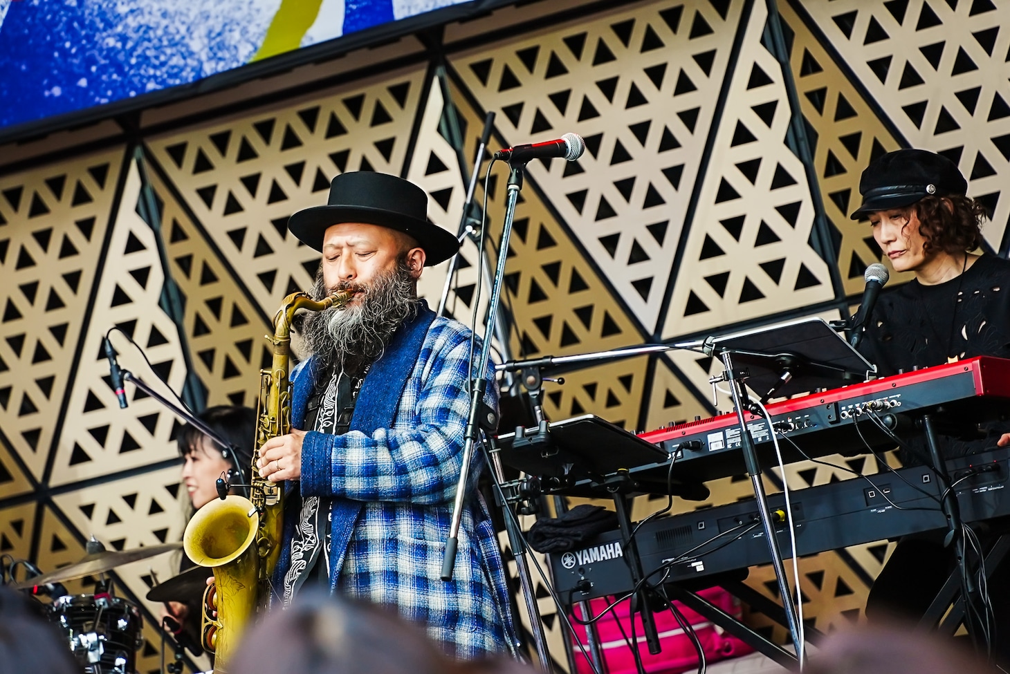 池袋西口公園グローバルリングで行われた清春のライブの様子。