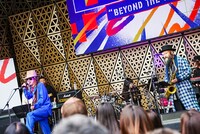 池袋西口公園グローバルリングで行われた清春のライブの様子。