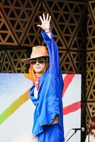 左手を上げる清春。