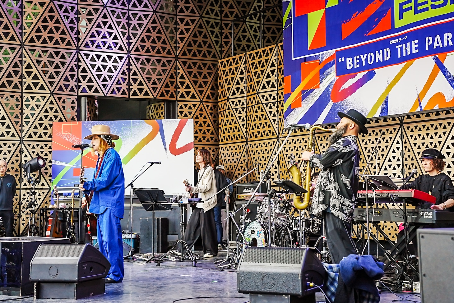 池袋西口公園グローバルリングで行われた清春のライブの様子。