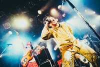 挫・人間「挫・人間 TOUR 2025 “We are the champion!! ～君の街にも僕が来るんだ～”」東京・渋谷CLUB QUATTRO公演の様子。（撮影：エドソウタ）