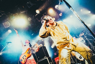 挫・人間「挫・人間 TOUR 2025 “We are the champion!! ～君の街にも僕が来るんだ～”」東京・渋谷CLUB QUATTRO公演の様子。（撮影：エドソウタ）