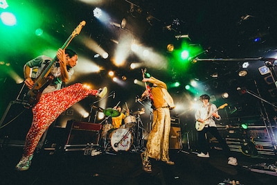 挫・人間「挫・人間 TOUR 2025 “We are the champion!! ～君の街にも僕が来るんだ～”」東京・渋谷CLUB QUATTRO公演の様子。（撮影：エドソウタ）