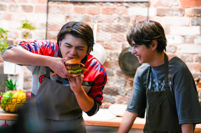 ハンバーガーを頬張る篠塚大輝（左）とそれを見守る佐藤勝利（右）。©日本テレビ