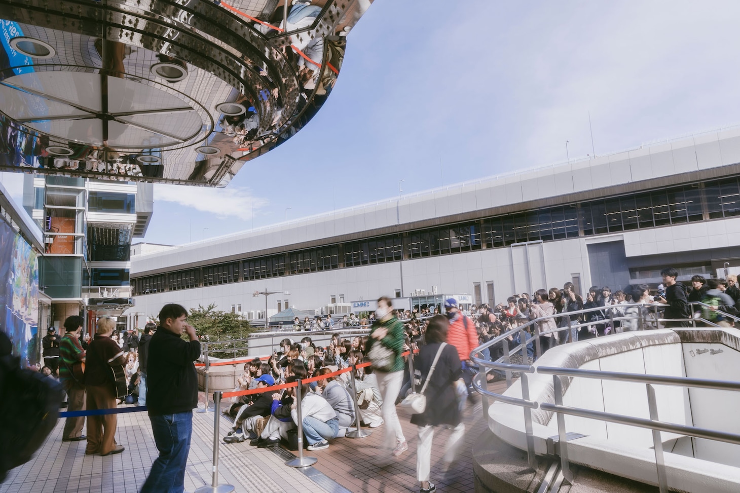 大宮アルシェ前で行われたストリートライブの様子。（撮影：鈴木友莉）