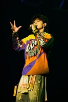 「バズリズム LIVE」超特急、RIP SLYME、NiziU、ワンエンらに横アリ熱狂！“HP0”になるまで燃えた初日