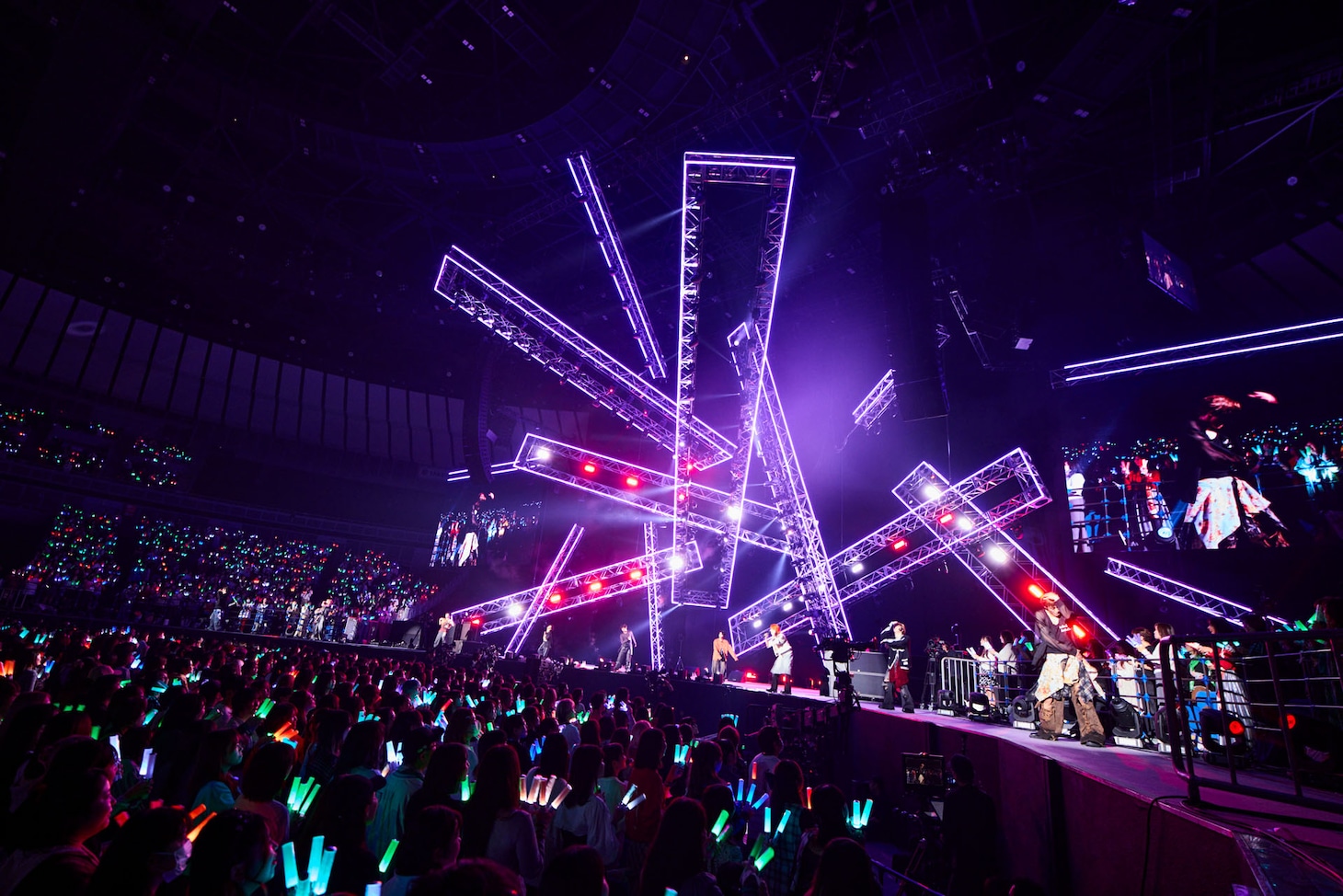 「バズリズム LIVE」超特急、RIP SLYME、NiziU、ワンエンらに横アリ熱狂！“HP0”になるまで燃えた初日