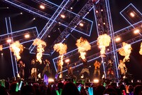 「バズリズム LIVE」超特急、RIP SLYME、NiziU、ワンエンらに横アリ熱狂！“HP0”になるまで燃えた初日