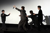 監督が登場するやいなや、小走りで駆け寄るINIメンバー。