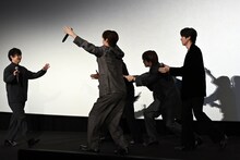 監督が登場するやいなや、小走りで駆け寄るINIメンバー。