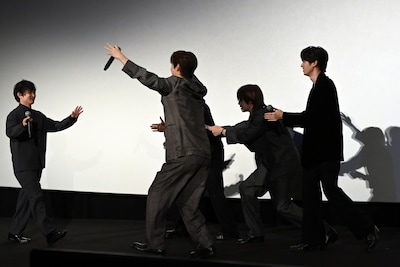 監督が登場するやいなや、小走りで駆け寄るINIメンバー。