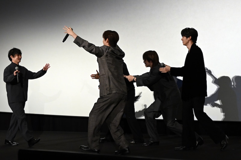 監督が登場するやいなや、小走りで駆け寄るINIメンバー。