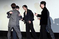 監督を熱烈に歓迎するINIメンバー。