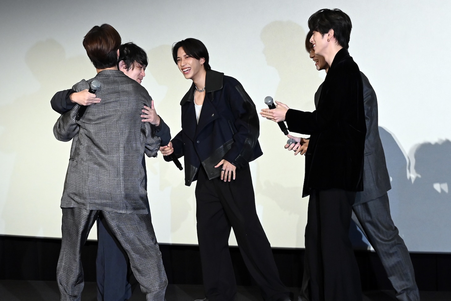 監督を熱烈に歓迎するINIメンバー。