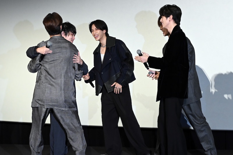 監督を熱烈に歓迎するINIメンバー。