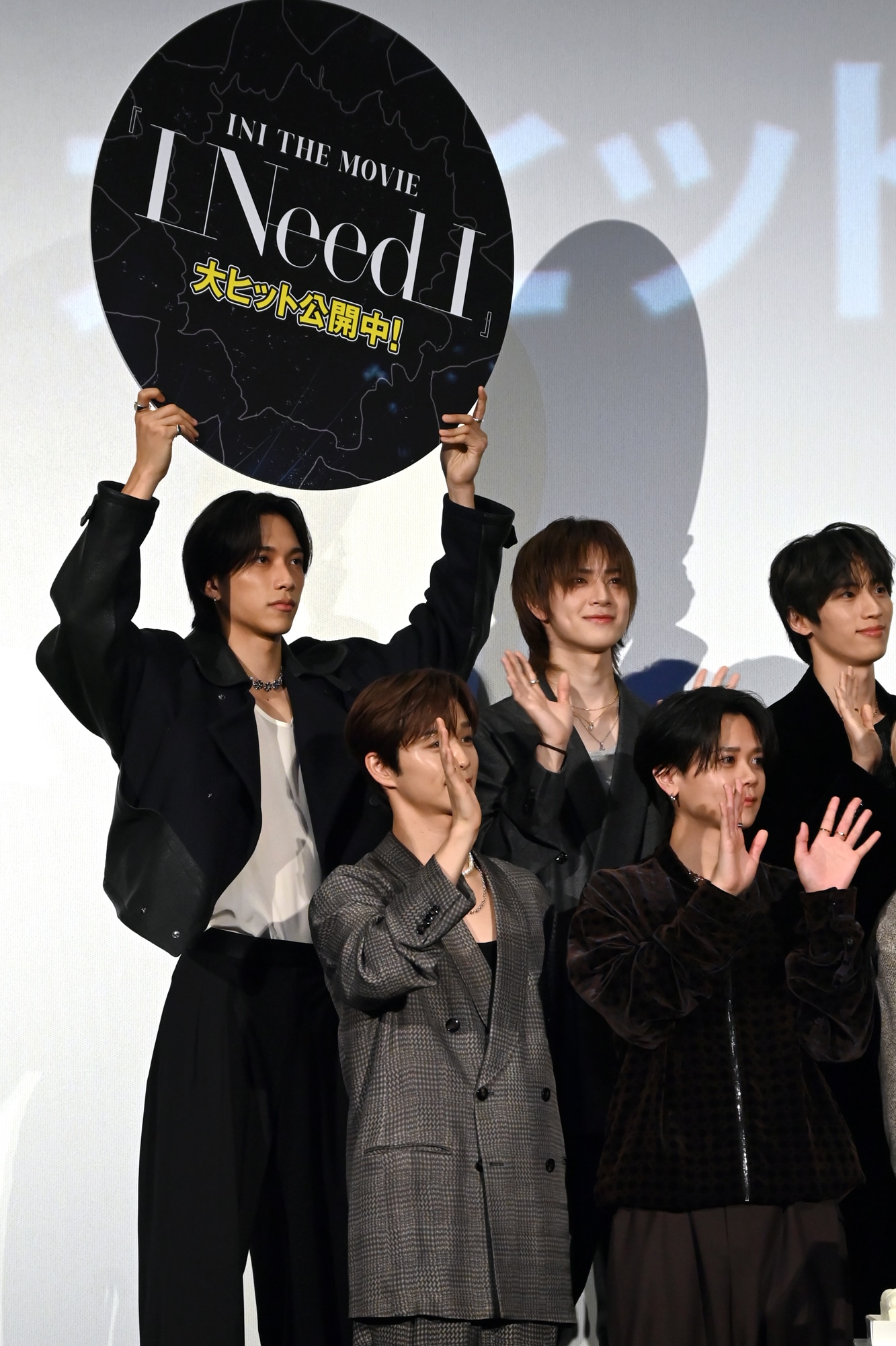 大きな円形パネルを高らかに掲げ、映画をPRする池﨑理人（左端）。