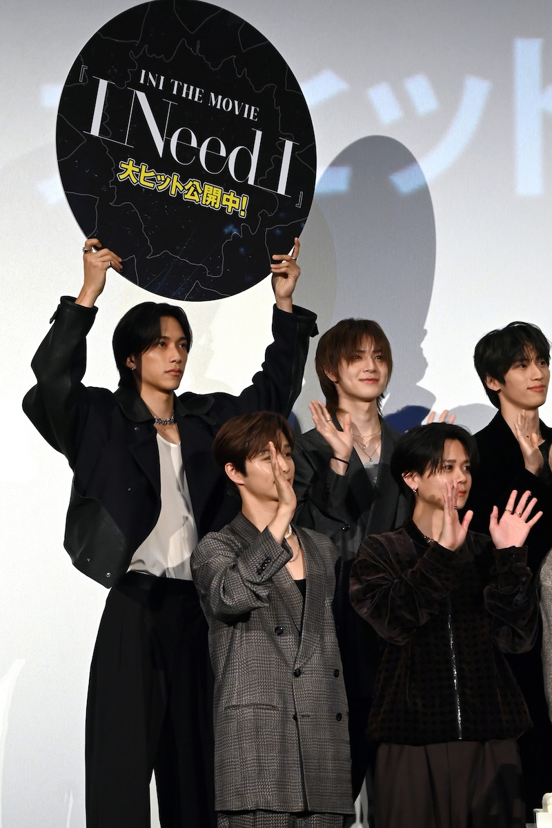 大きな円形パネルを高らかに掲げ、映画をPRする池﨑理人（左端）。