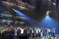 バンドメンバーやダンサーとともに挨拶する倉木麻衣（写真提供：B ZONE）