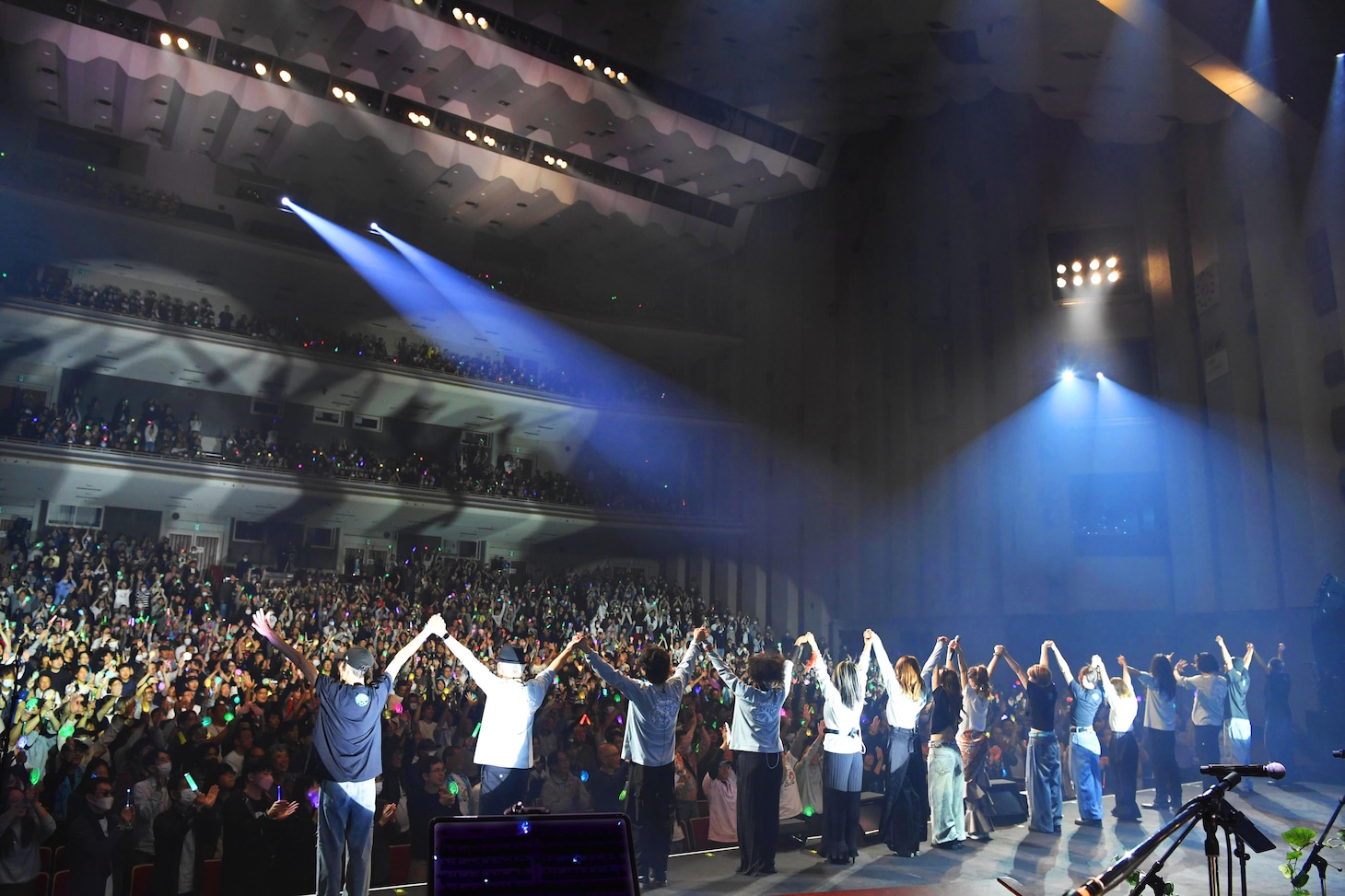 バンドメンバーやダンサーとともに挨拶する倉木麻衣（写真提供：B ZONE）