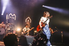 「阿部真央 ホールツアー2025 - On My Way Home -」の様子。（撮影：森好弘）