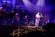 「阿部真央 ホールツアー2025 - On My Way Home -」の様子。（撮影：森好弘）