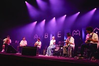 「阿部真央 ホールツアー2025 - On My Way Home -」の様子。（撮影：森好弘）