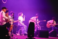 「阿部真央 ホールツアー2025 - On My Way Home -」の様子。（撮影：森好弘）