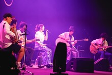 「阿部真央 ホールツアー2025 - On My Way Home -」の様子。（撮影：森好弘）