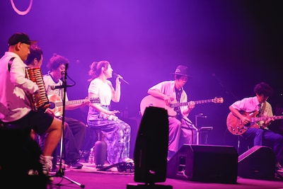 「阿部真央 ホールツアー2025 - On My Way Home -」の様子。（撮影：森好弘）