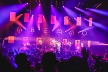 「阿部真央 ホールツアー2025 - On My Way Home -」の様子。（撮影：森好弘）