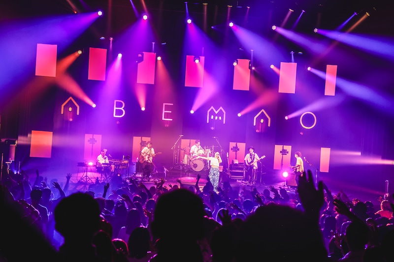 「阿部真央 ホールツアー2025 - On My Way Home -」の様子。（撮影：森好弘）