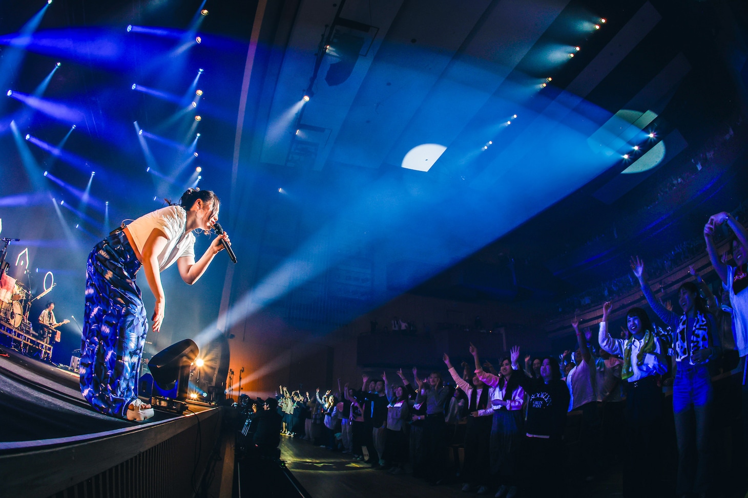 「阿部真央 ホールツアー2025 - On My Way Home -」の様子。（撮影：森好弘）