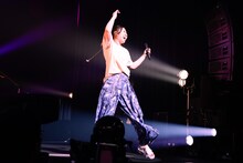 ピアスが落ちるほど飛び跳ねた阿部真央（撮影：森好弘）。