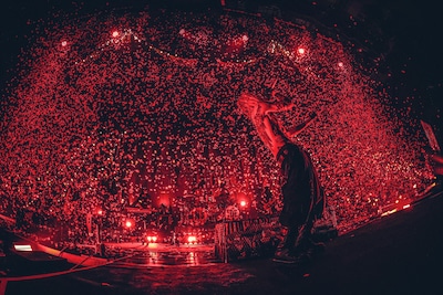 紙吹雪が舞う中、「LAST SONG」を絶唱するHYDE。