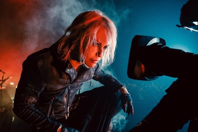 カメラをにらみ付けるHYDE。