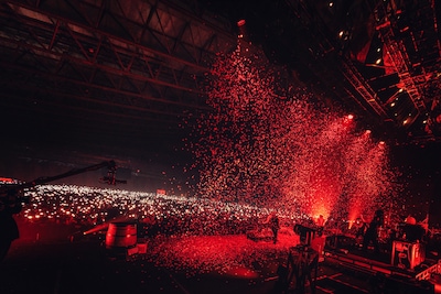 「LAST SONG」パフォーマンス中の様子。