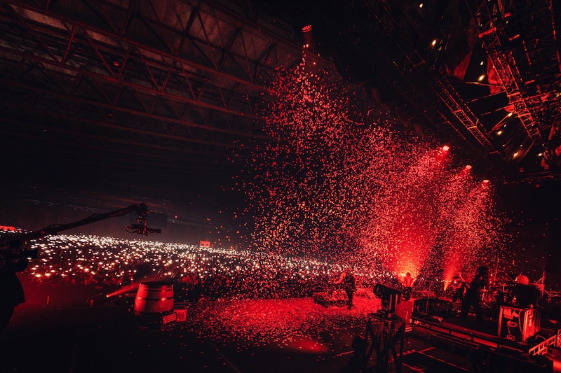 「LAST SONG」パフォーマンス中の様子。