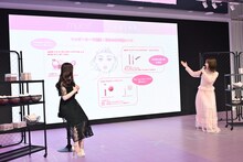 「秋冬の多幸感メイク」をプレゼンする柏木由紀（右）と、解説を聞くかわにしみき（左）。
