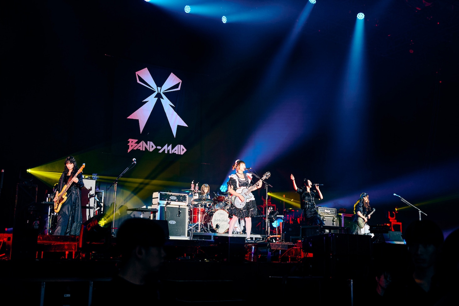 BAND-MAIDのライブの様子。