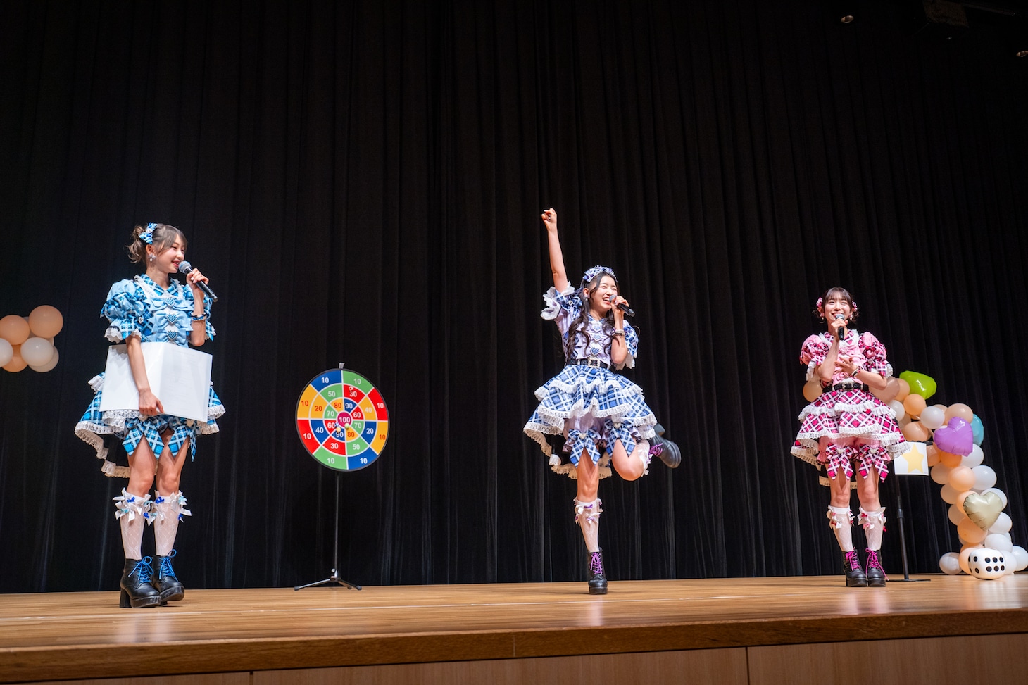 左から辻野かなみ、杏ジュリア、小泉遥香。