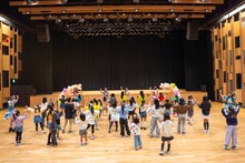 子供たちに「超最強」の振付をレクチャーする超ときめき♡宣伝部。