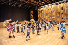 子供たちに「超最強」の振付をレクチャーする超ときめき♡宣伝部。