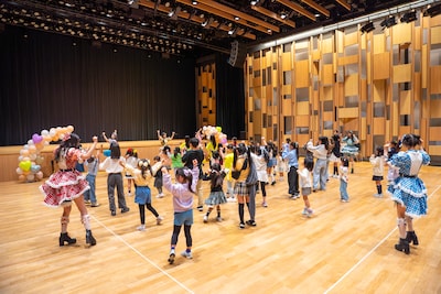 子供たちに「超最強」の振付をレクチャーする超ときめき♡宣伝部。