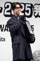 「第42回ベストジーニスト2025」協議会選出部門 特別貢献賞を受賞した花江夏樹。